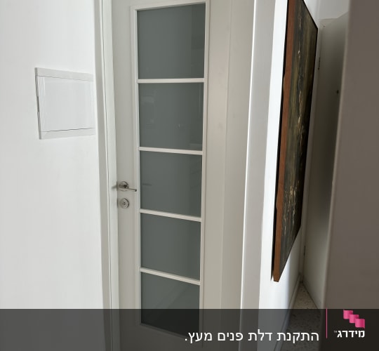 התקנת דלת פנים מעץ. 